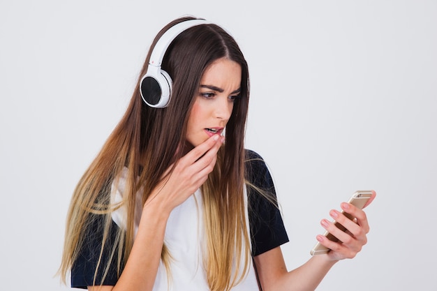 Chica linda buscando en el teléfono