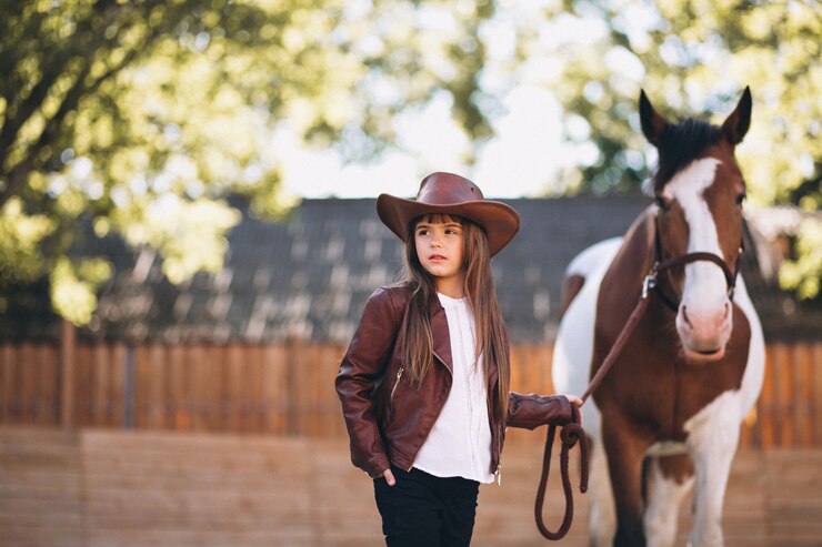 Foto gratuito chica linda con caballo en el rancho