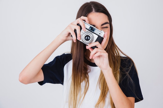 Chica linda haciendo fotos