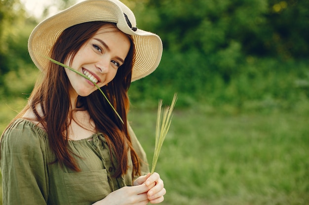 Chica linda y hermosa en un campo de verano