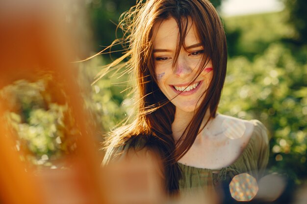 Chica linda y hermosa en un campo de verano