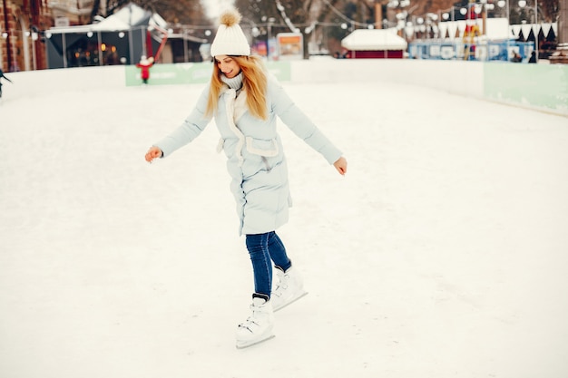 Chica linda y hermosa en una ciudad de invierno