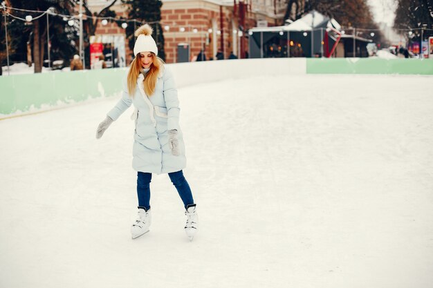 Chica linda y hermosa en una ciudad de invierno