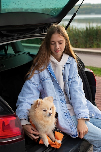 Chica con lindo perro al aire libre vista frontal