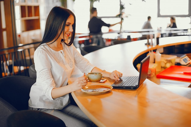 chica de lujo sentada en un restaurante