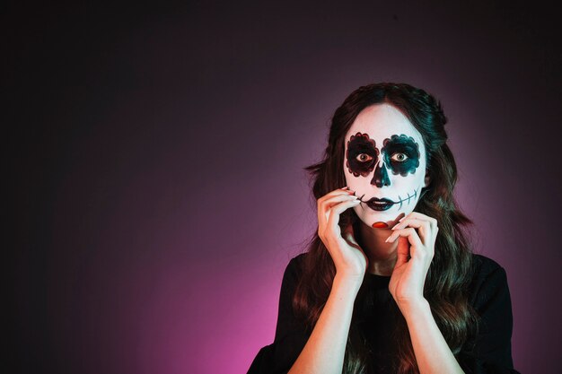 Chica con makeup de halloween y espacio a la izquierda