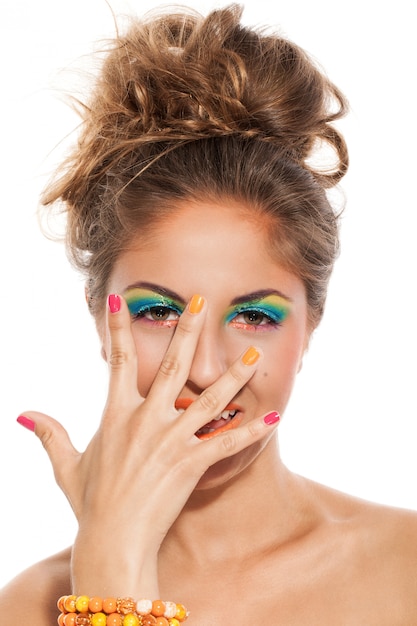 Chica con manicura colorida y maquillaje