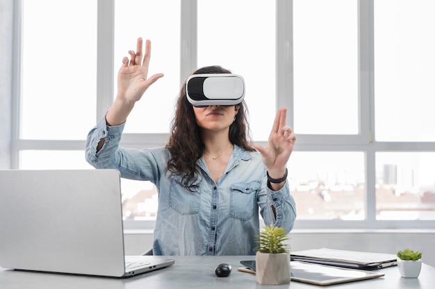 Foto gratuita chica con las manos en alto usando las gafas de realidad virtual