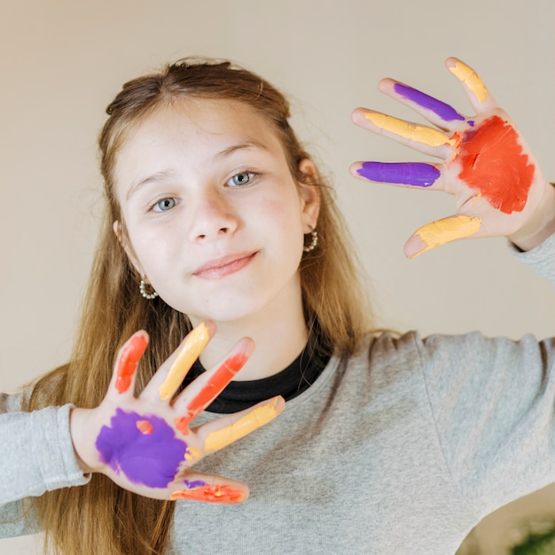 Foto gratuita chica con manos pintadas