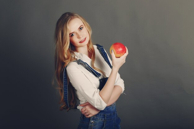 Chica con manzana