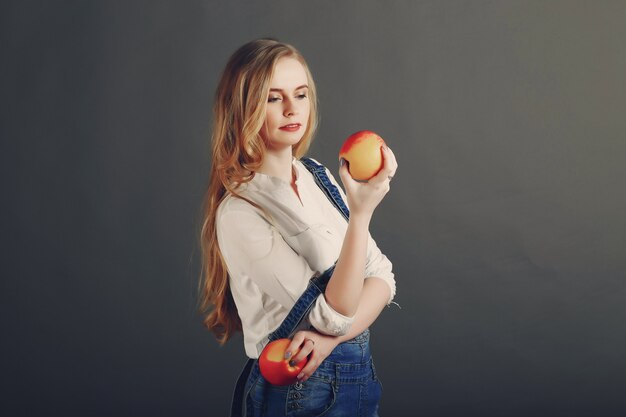 Foto gratuita chica con manzana