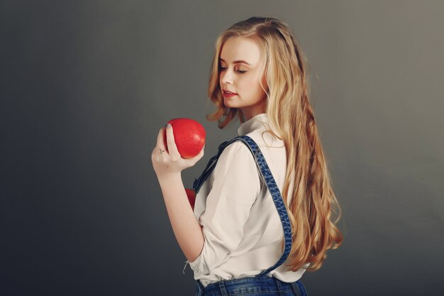 Chica con manzana