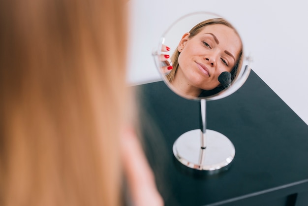 Foto gratuita chica maquillándose en el baño