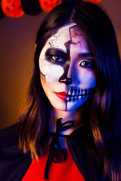 Chica con mascara de halloween