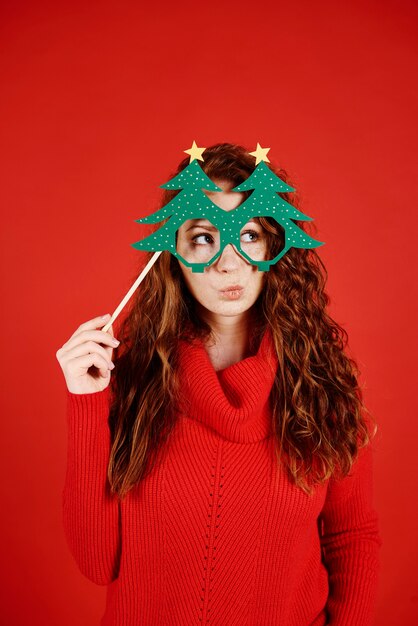 Chica con máscara de Navidad mirando espacio de copia