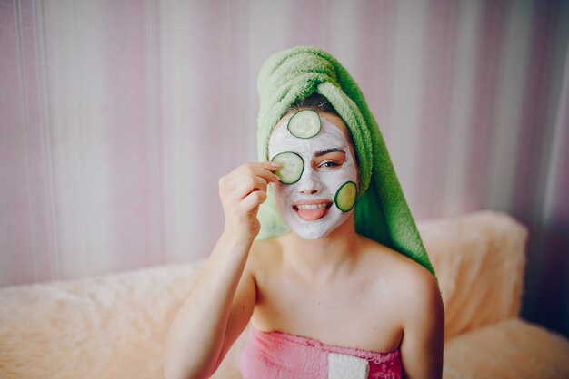 Chica con mascarilla