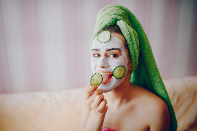 Chica con mascarilla