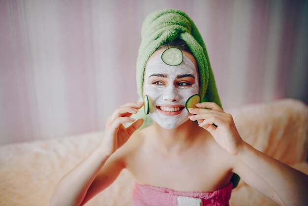 Chica con mascarilla