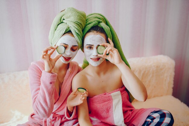 Chica con mascarilla