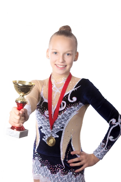 Chica con una medalla y un trofeo