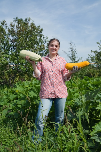 Chica con médula en el campo