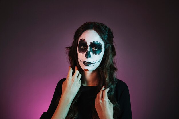 Chica de miedo con makeup de halloween