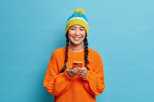 Chica milenaria muy sonriente con dos coletas