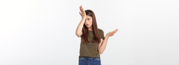 Chica con una mirada sospechosa y la mano de su lado sobre un fondo blanco aislado