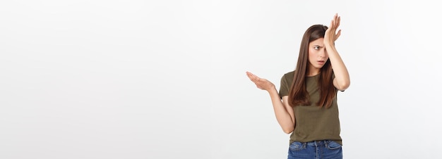 Chica con una mirada sospechosa y la mano de su lado sobre un fondo blanco aislado