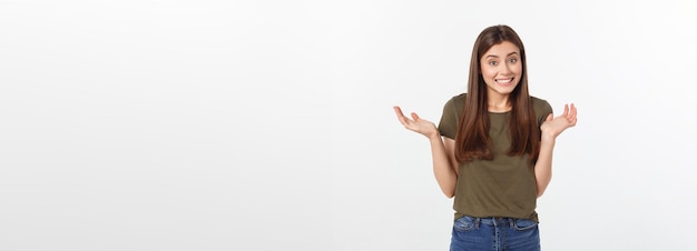 Chica con una mirada sospechosa y la mano de su lado sobre un fondo blanco aislado