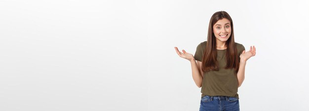 Chica con una mirada sospechosa y la mano de su lado sobre un fondo blanco aislado