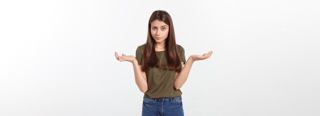 Chica con una mirada sospechosa y la mano de su lado sobre un fondo blanco aislado
