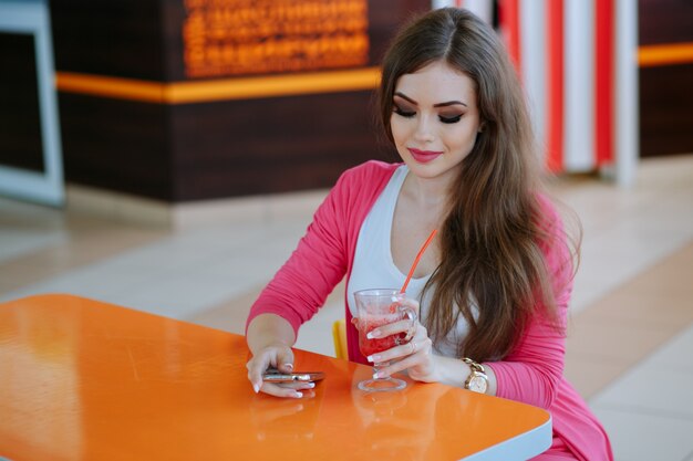 Chica mirando su refresco