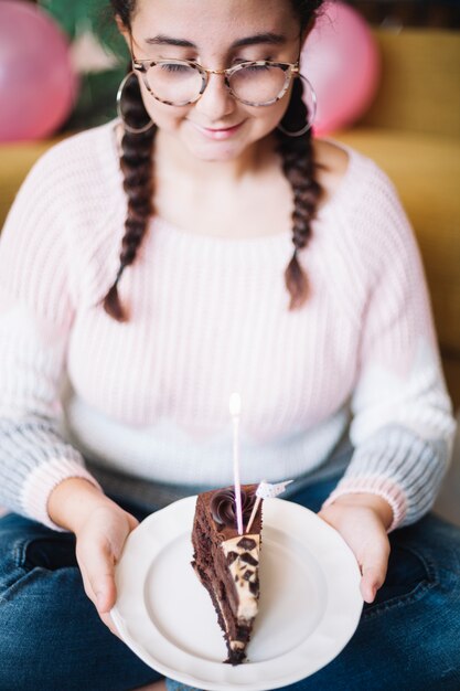 Chica mirando trozo de tarta