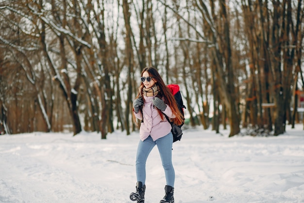 chica con mochila