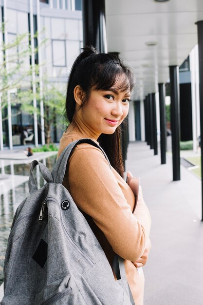 Chica con mochila