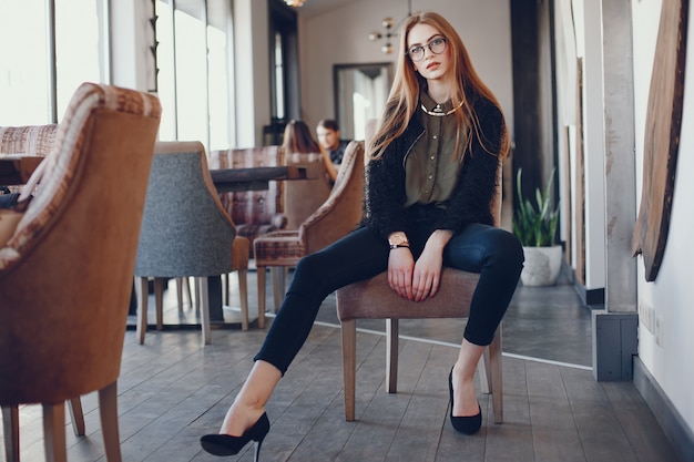 Chica de moda en un café