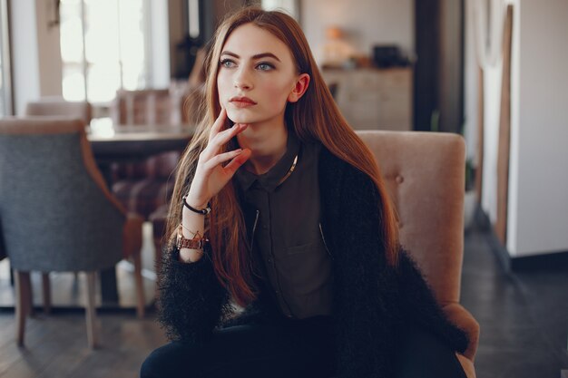 Chica de moda en un café