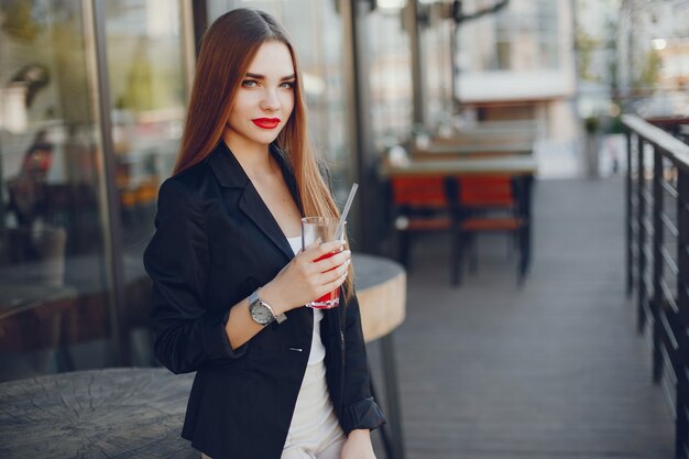 Chica de moda en un café