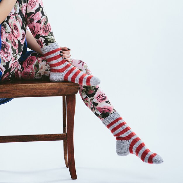 Chica de moda en calcetines de punto