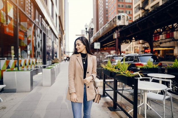 Chica de moda caminando en una ciudad de sping