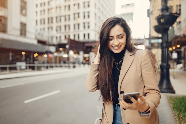 Chica de moda caminando en una ciudad de sping