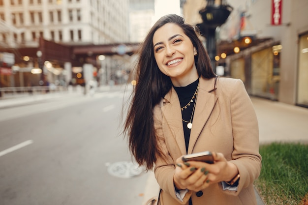 Chica de moda caminando en una ciudad de sping