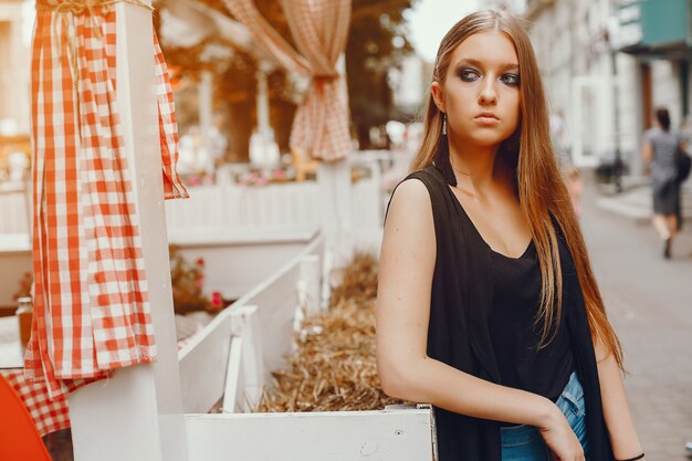 Chica de moda caminando en una ciudad de verano