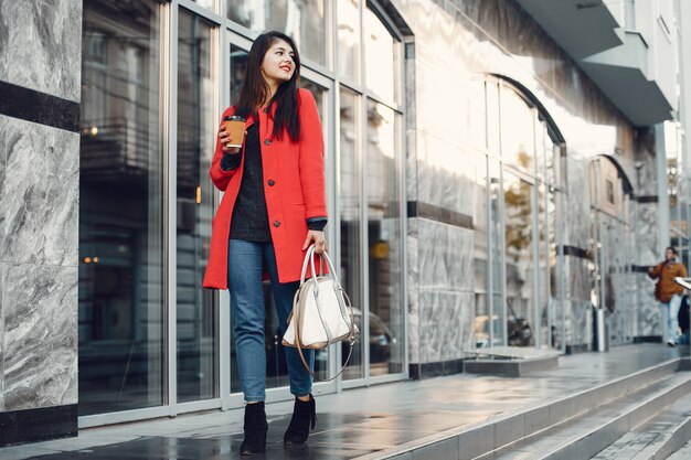 Chica de moda caminando en una ciudad de verano