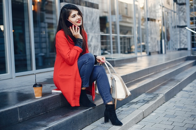 Chica de moda caminando en una ciudad de verano