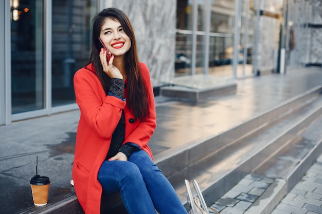 Chica de moda caminando en una ciudad de verano