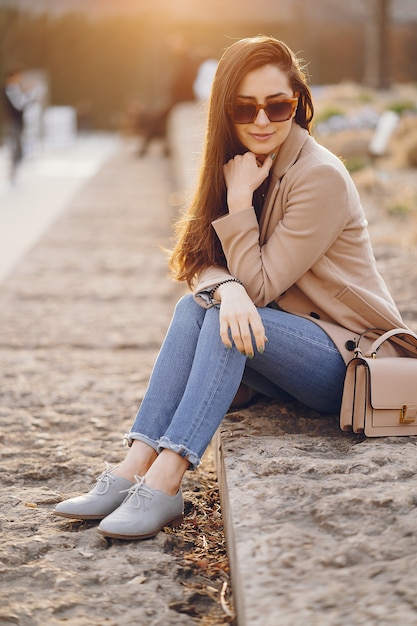 Chica de moda caminando en un parque sspring