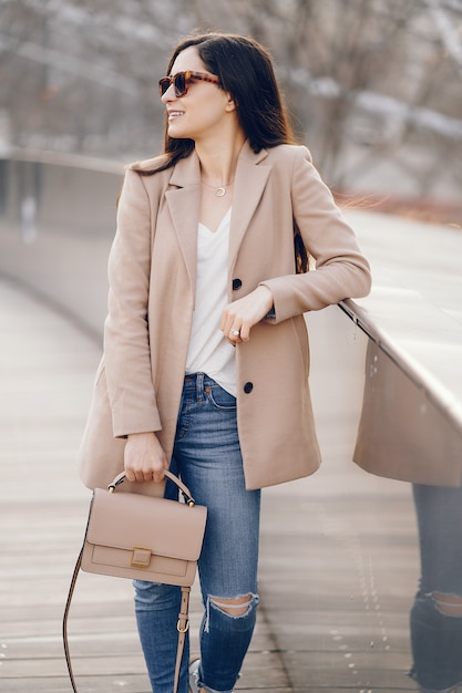 Chica de moda caminando en un parque sspring