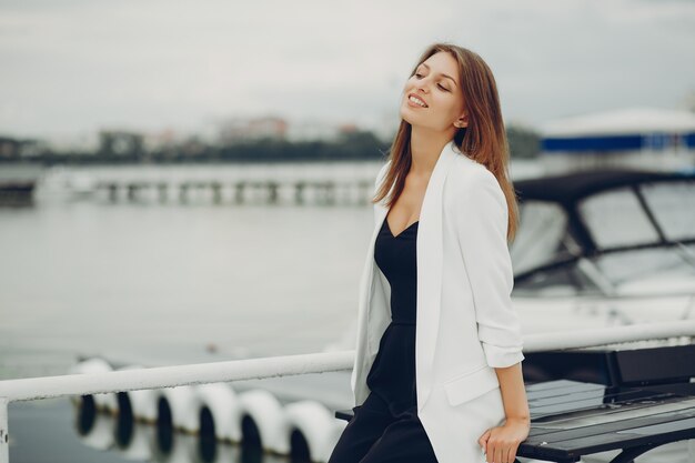 Chica de moda cerca del agua